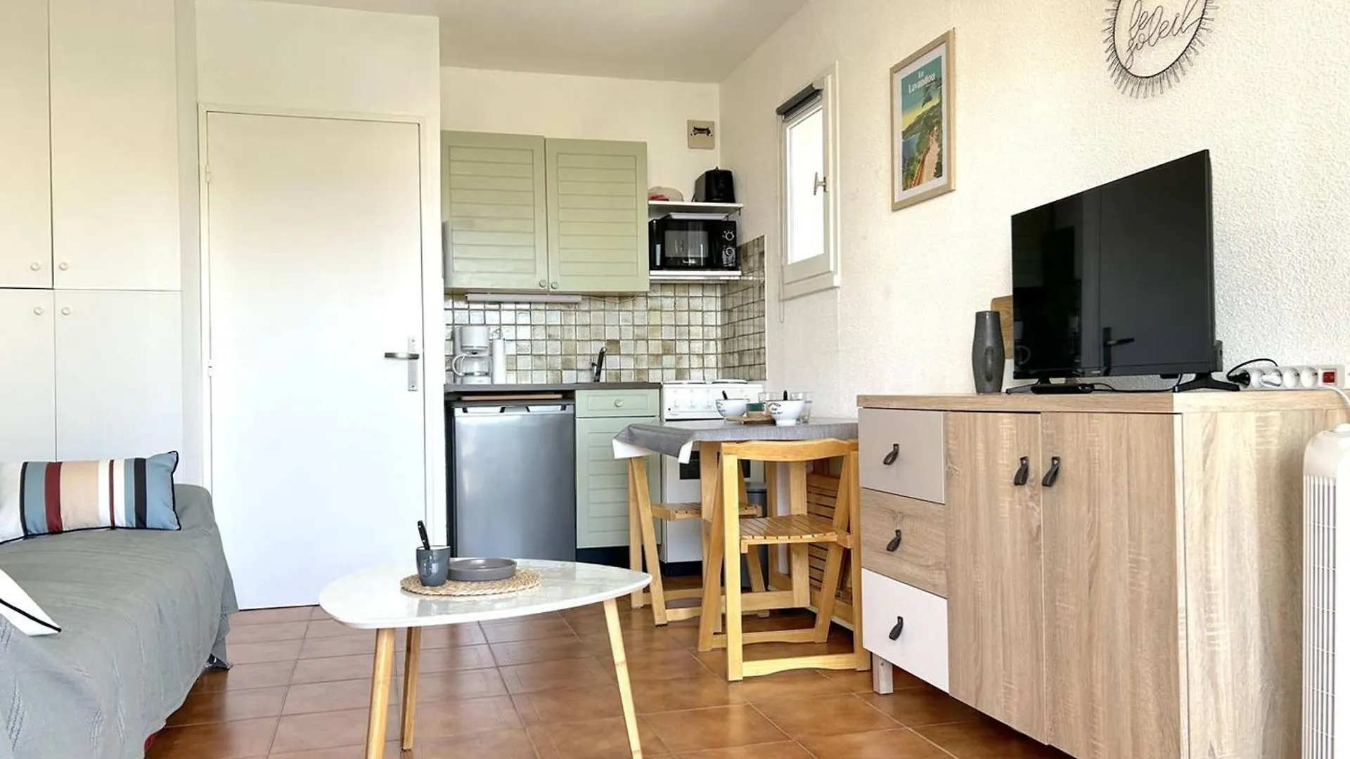 Studio Calme Avec Coin Nuit, Terrasse Et Parking - Proche Plage Et Commerces - Fr-1-251-420 Le Lavandou 0*,  France